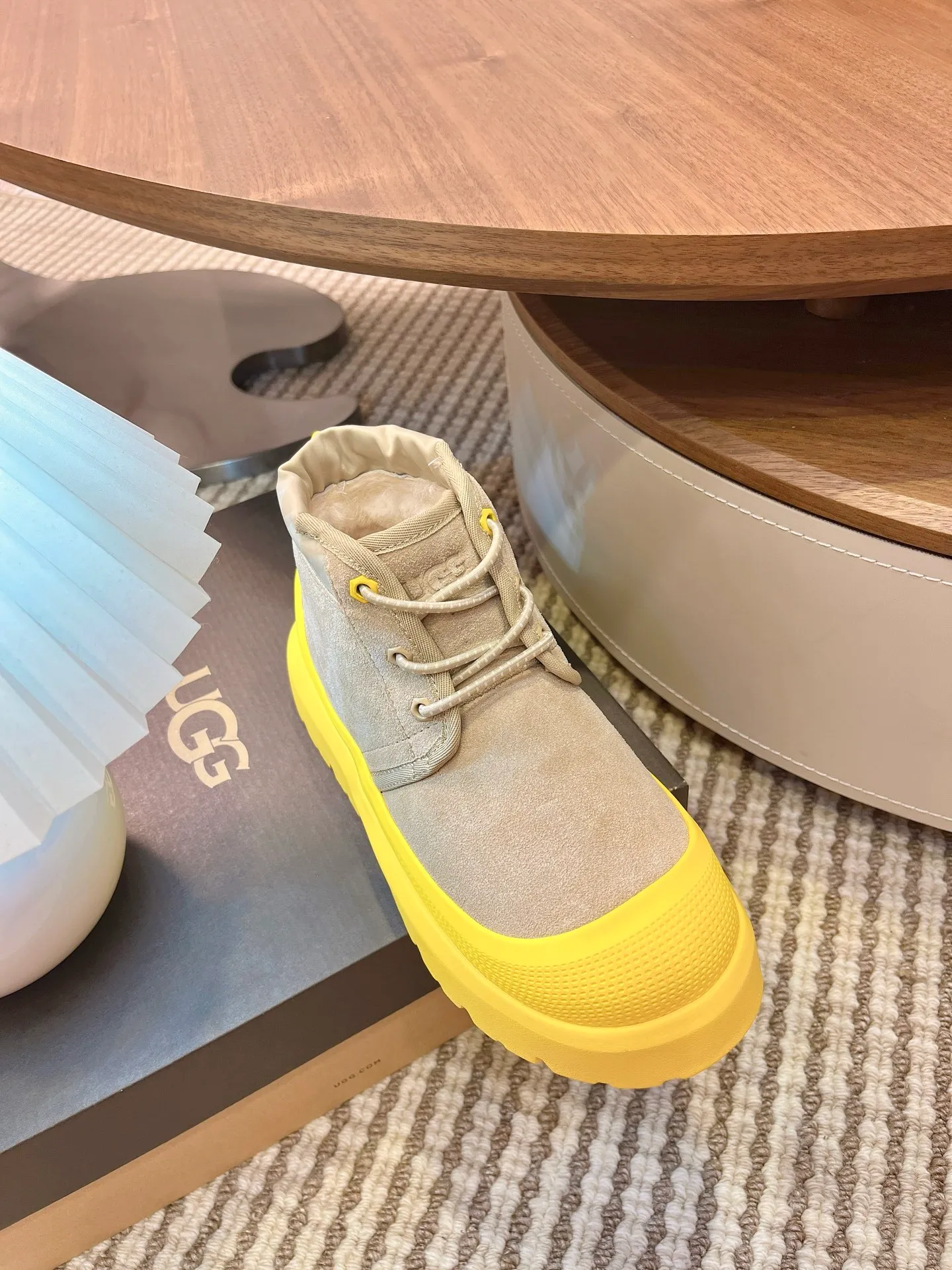 【UGG】 P: 560💰 Couple shoes Size: Women’s size 35-40 / Men’s size 40-44 UGG Tasman Weather Hybrid slip-on snow boots👢 Wang Yibo's same style 👏 adds a large orange sole to the classic Tasman shoe style, functional color contrast design, environmentally friendly waterproof and snowproof material, which has both fashionable and functional attributes. At the same time, it is paired with the new UGG furry shoes Keen's furry color-blocking jacket. Bright orange and maroon collide to create a new light outdoor style and open up a new travel experience in early autumn! Using the best materials, the 17mm fur integrated surface is warmer and breathable, and the outsole is upgraded to a lightweight and wear-resistant light wing technology outsole!